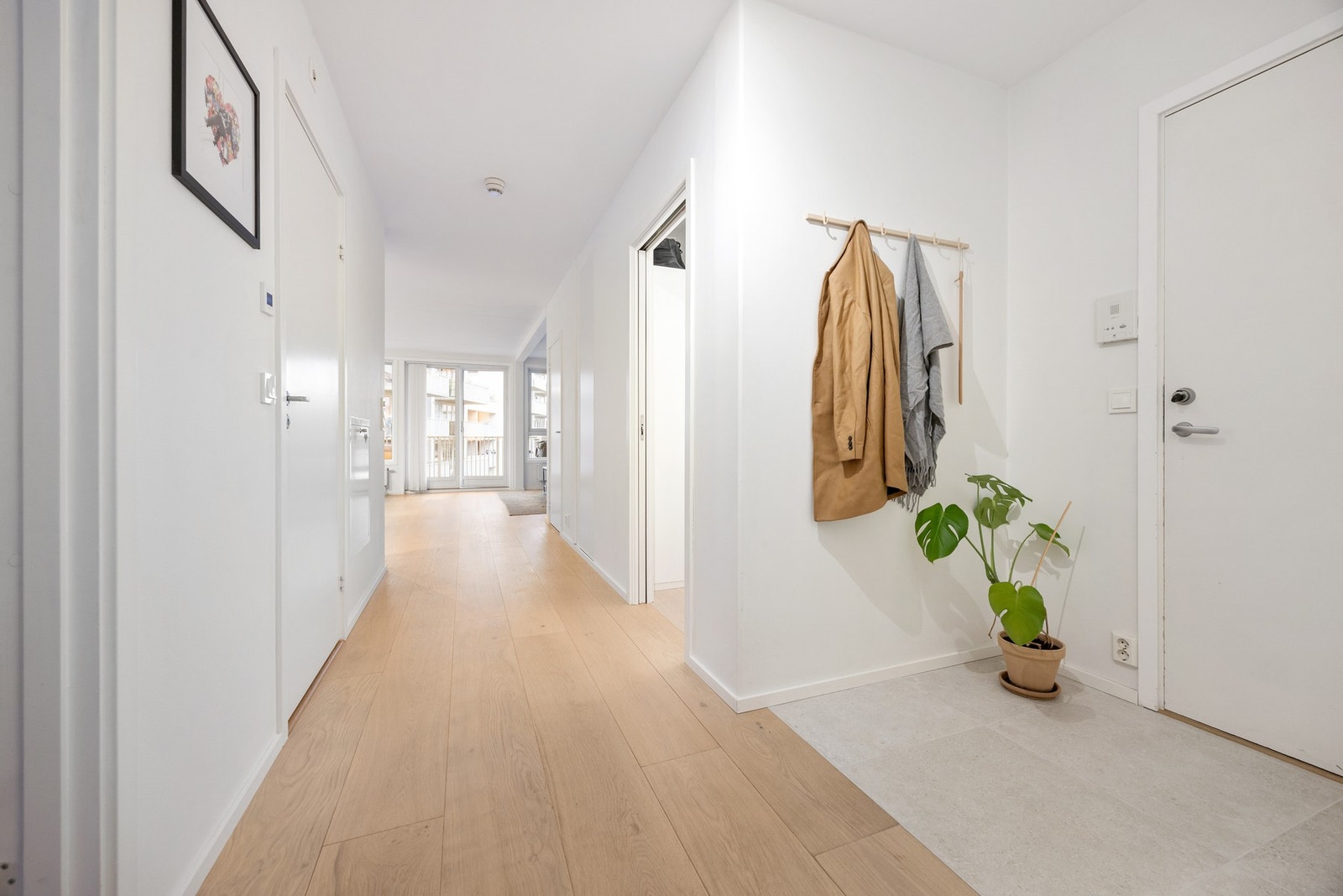 Lys entré med flislagt gulv. Galleribilde