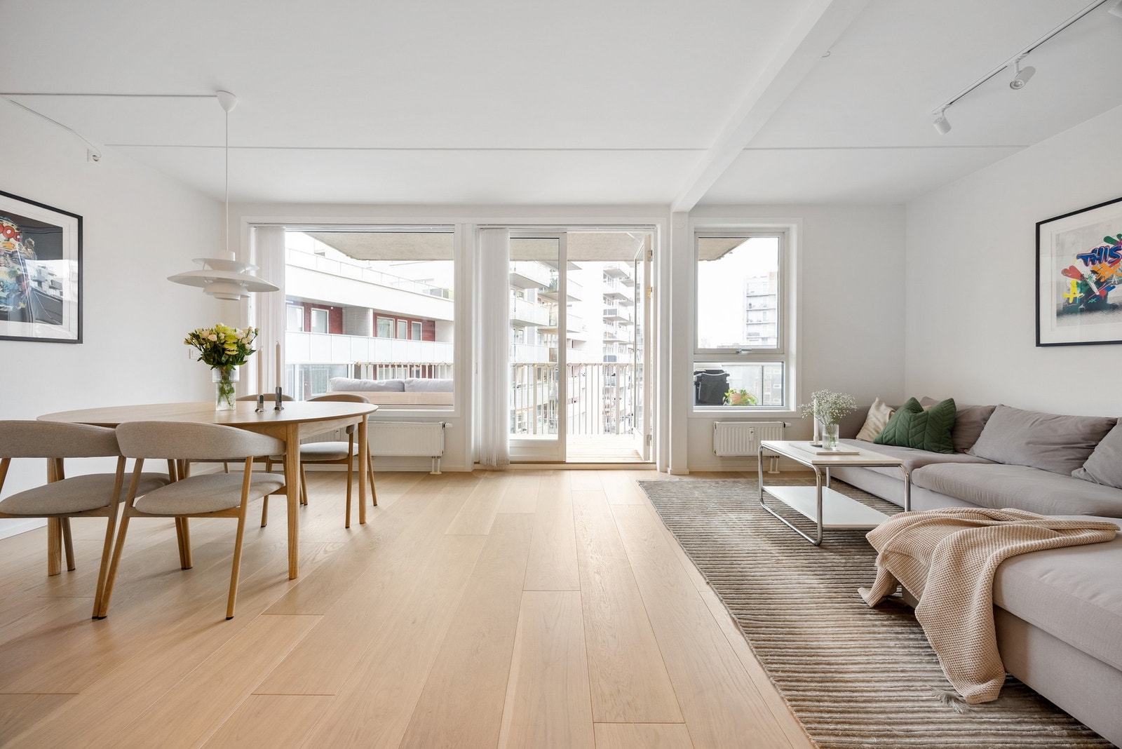 Gulvoverflater består av 1-stav eikeparkett i stue/ kjøkken og kontor. Galleribilde