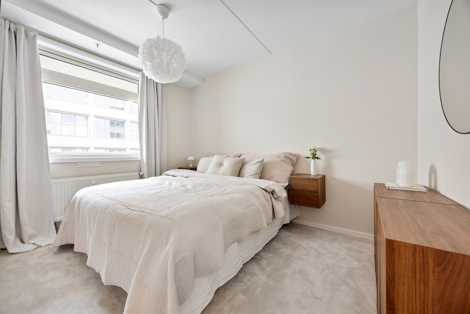 Delikat hovedsoverom med gjennomtenkt innredning og god romfølelse. Galleribilde