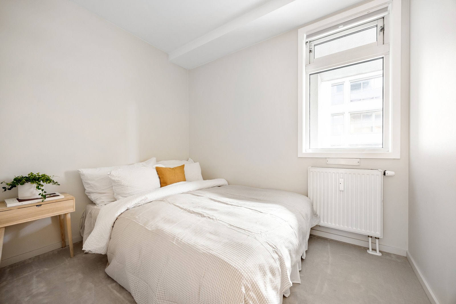 Soverom 2 med god plass til dobbeltseng også her. Galleribilde