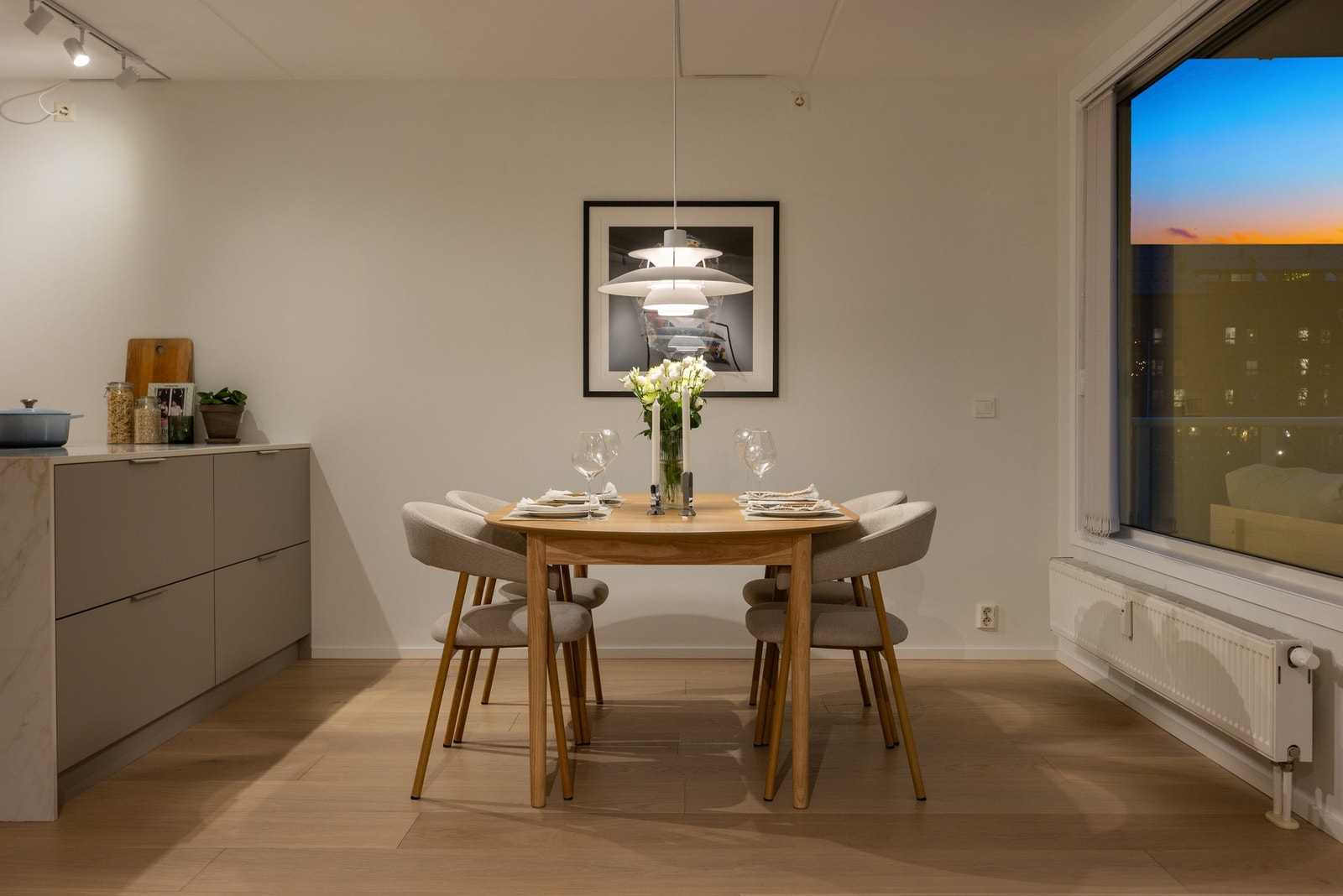 God plass til spisebord i kjøkkendelen. Galleribilde