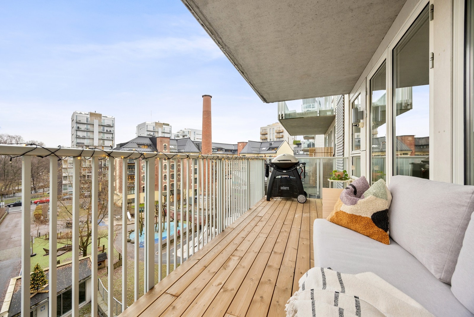 Balkongen er utstyrt med utelys og stikkontakter, og vender inn mot fellesarealer. Galleribilde