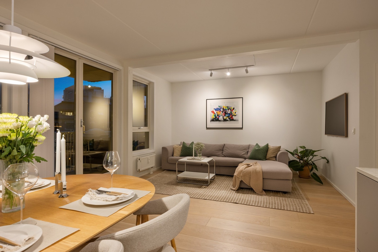 Leiligheten er opprinnelig en godkjent 4-roms, og det tredje soverommet er fjernet til fordel for det som i dag er en større stue. Galleribilde