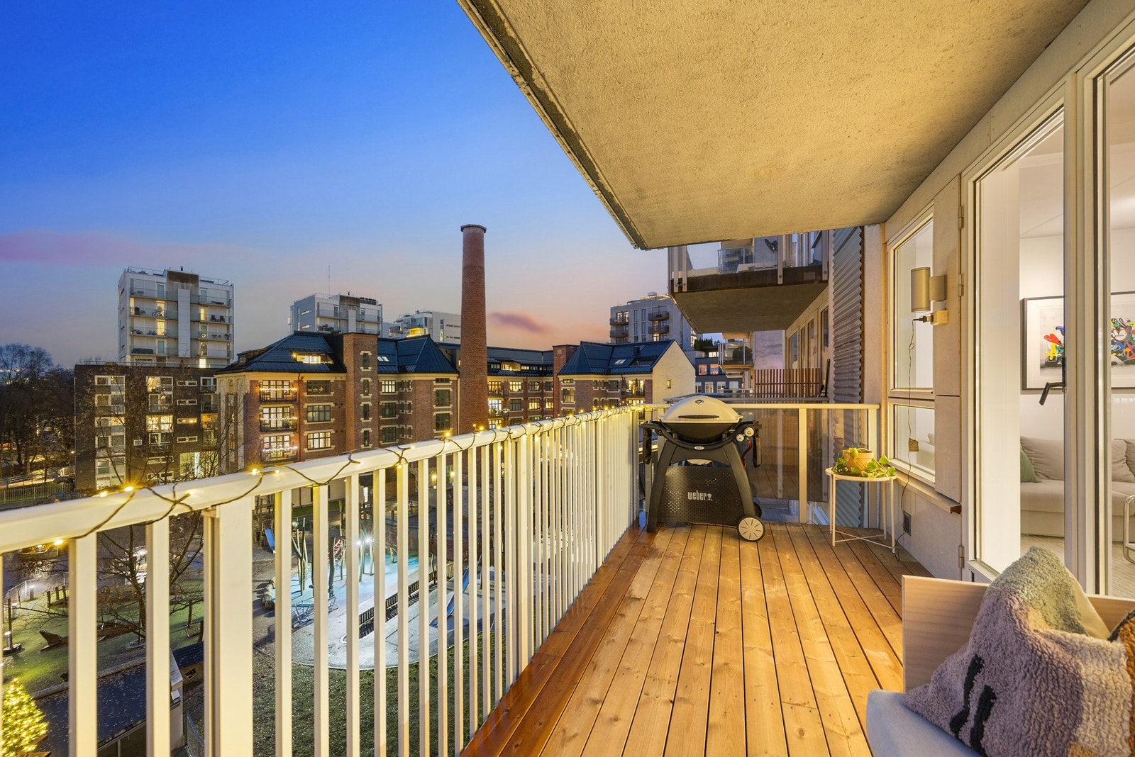 Leiligheten ligger i 5. etasje med heisadkomst og har sydvendt, overbygget balkong på 10 m². Galleribilde