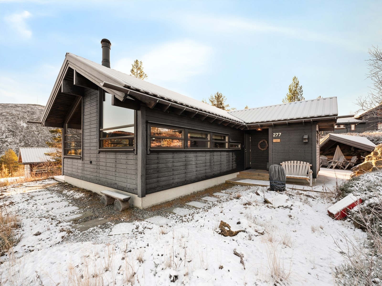 Rask tilgang fra inngang til skiboden. Hytta står solid på en støpt betongsåle og ble utvendig beiset i 2024 i den tidløse fargen "Kjerag". Galleribilde