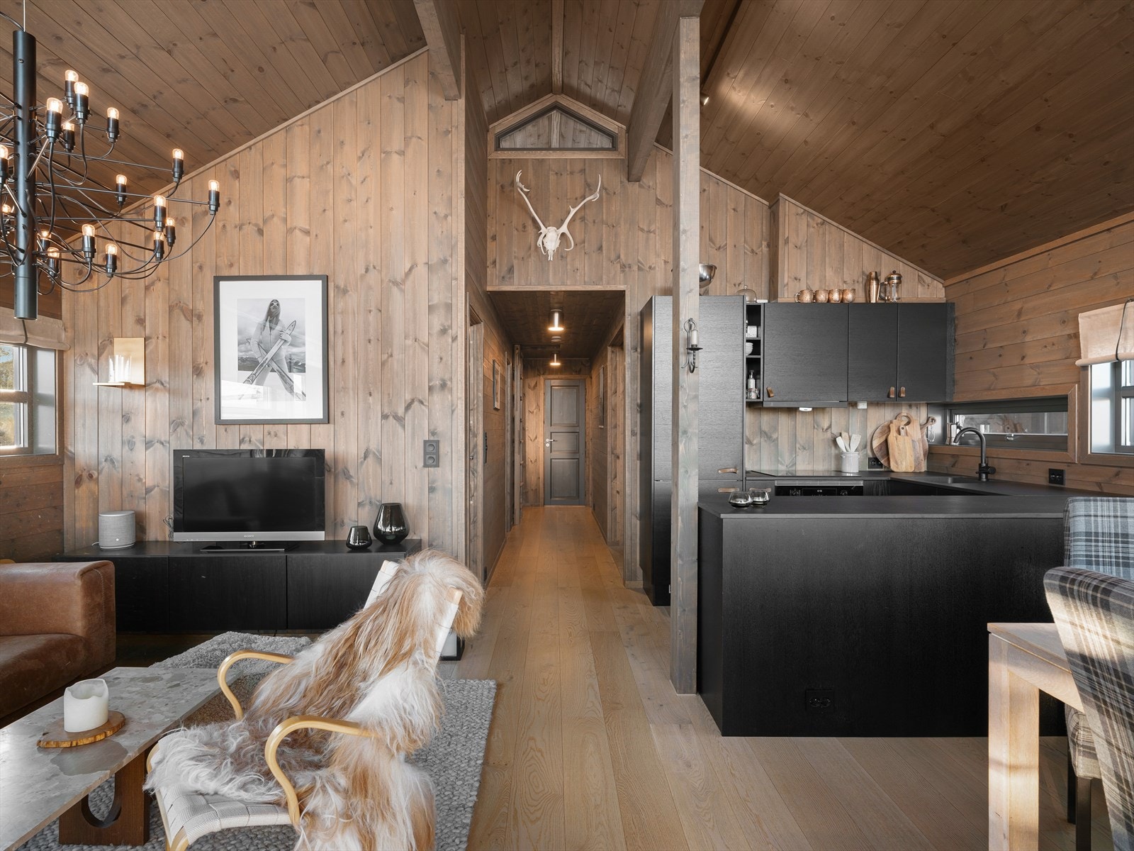 Panelovner og varmekabler tilkoblet Defa for fjernstyring av varme. Et sosialt og herlig allrom med mye naturlig lys og direkte utg. til terrasser for mat ute. Sosialt for kokken og gjestene. Galleribilde