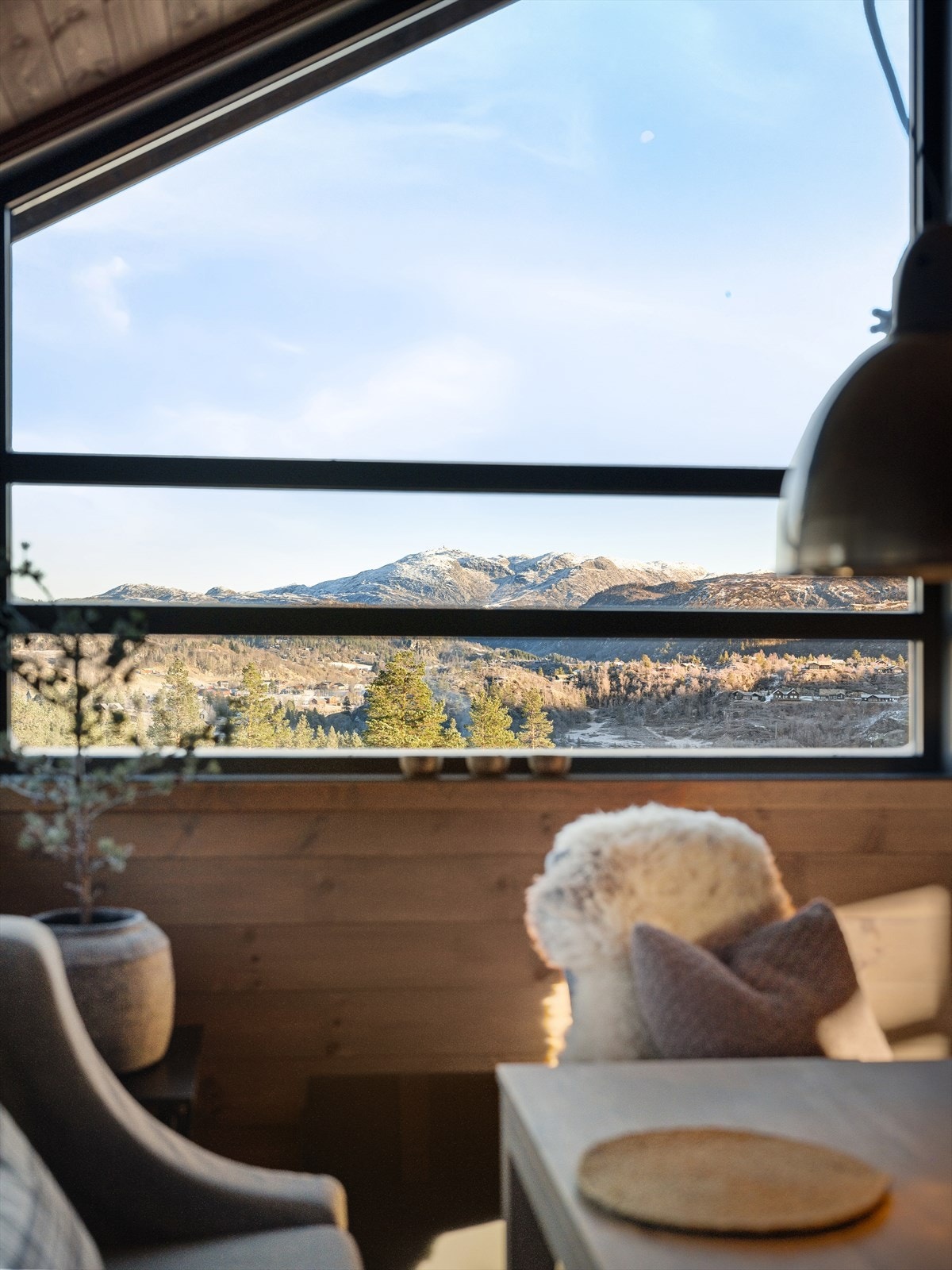 Fra spisebordet har du full oversikt over værforholdene i Sirdal, med en fantastisk utsikt helt til Hilleknut, vakkert kledd i snø. Galleribilde