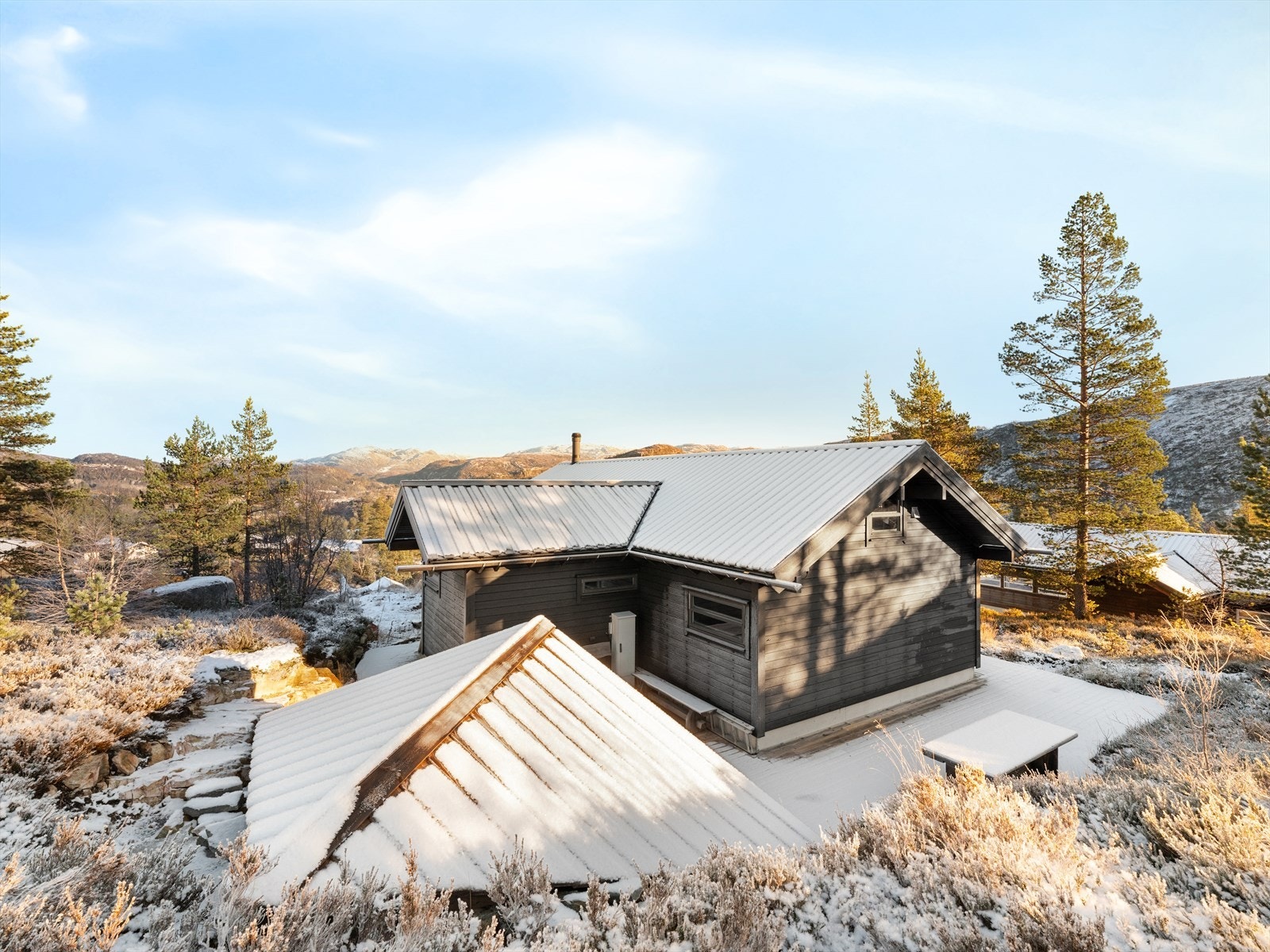 Skjermet terrasse som strekker seg rundt hele hytta, med en solrik krok beskyttet mot innsyn. Galleribilde