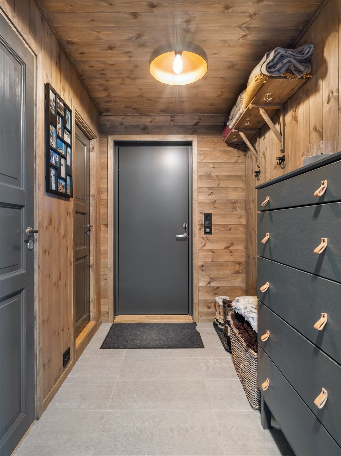 Fra gangen er det direkte tilgang til både bod/garderobe og gjestetoalett. Dette gjør det praktisk for en aktiv dag på fjellet. Galleribilde