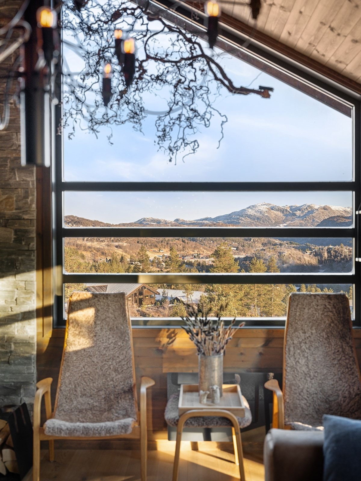 Her kan pulsen og skuldrene senke seg. Ro i sjelen er den perfekte oppskriften på en vellykket hyttehelg eller ferie. Uforstyrret utsikt gir høy trivsel. Galleribilde