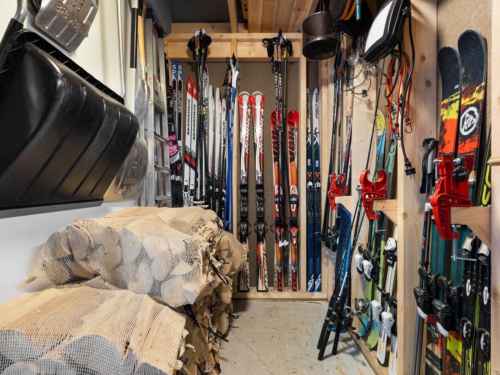 Her er det orden på skiutstyret, med god plass til både oppbevaring og smøring/prepping av ski. Alt ligger til rette for fine dager i snøen. Galleribilde