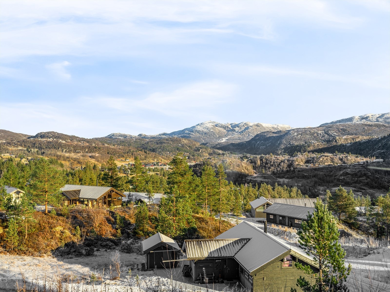 Lun og solrikt uteområde med utsikt mot fri natur og helt til Hilleknut. Eldorado av skiløyper og fine naturopplevelser rett utenfor døren. Galleribilde