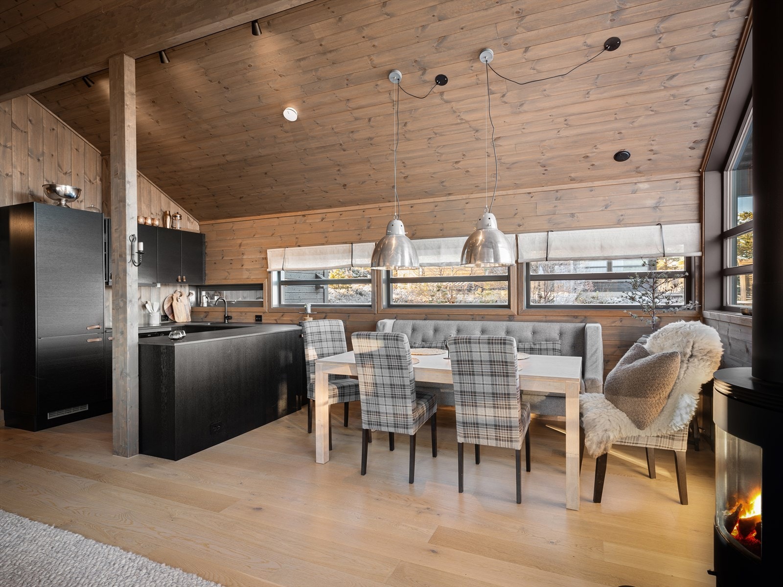 Allrommet er sosialt og innbydende, samtidig som det har et naturlig skille mellom kjøkken og stue for en praktisk og harmonisk løsning. Galleribilde