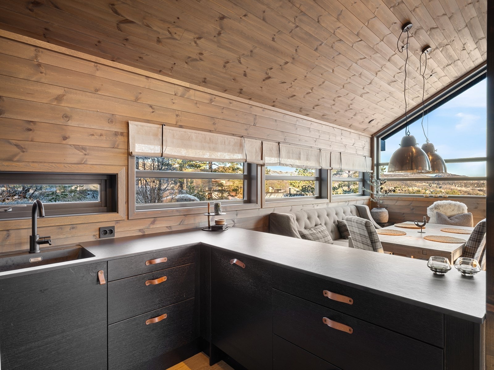 Godt med både benke- og skapplass gjør det praktisk og funksjonelt til enhver tid. Hjertet i huset når matlaging og sosial samling skal skje samtidig. Galleribilde