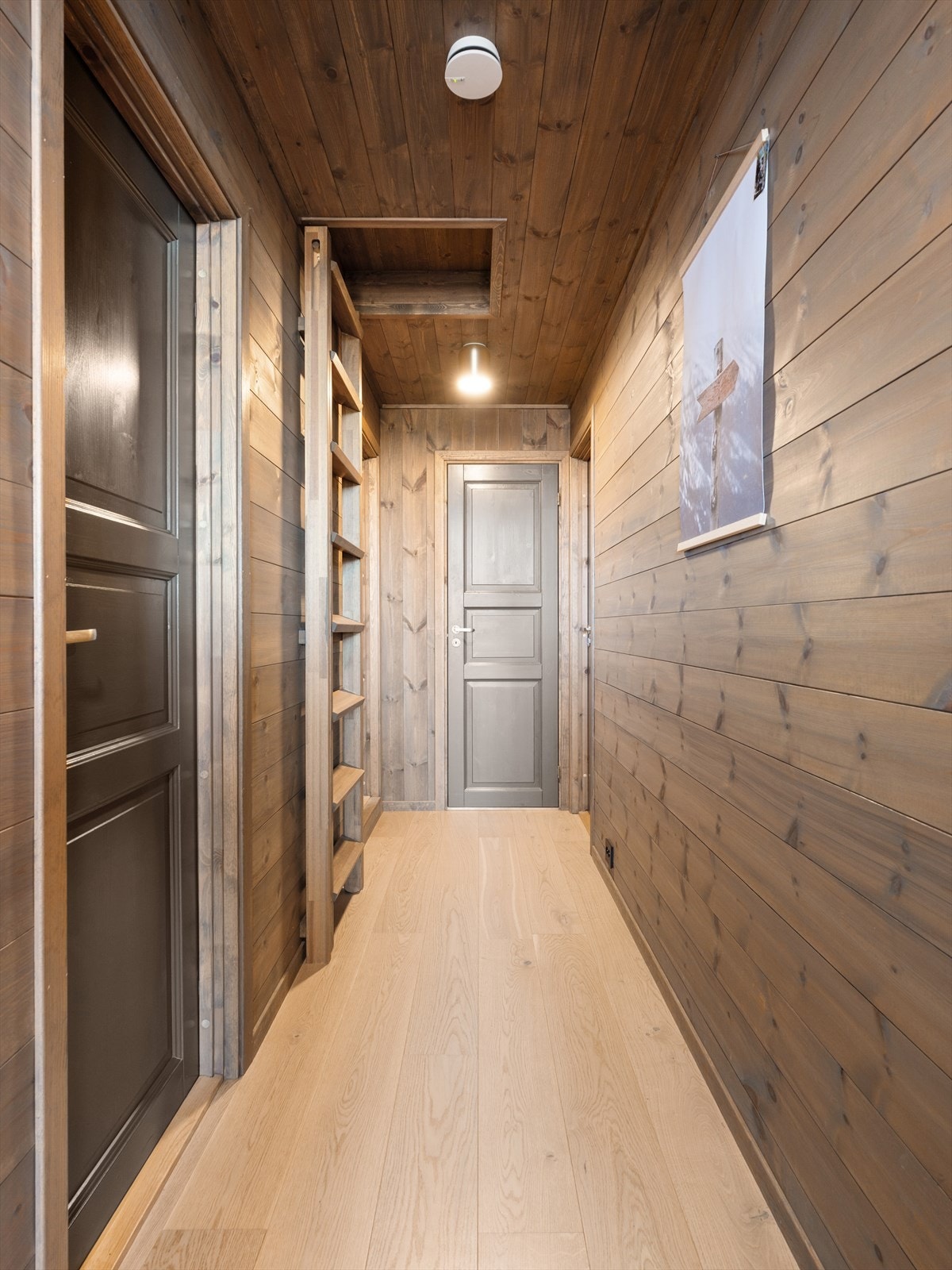 Soveromsfløyen i egen ende av hytten, samt hems. Til sammen finner du 11 sengeplasser. Lun og innbydende innvendig stil med beiset panel i fargen "Kongle" og heltre dører malt i fargen "Elegant". Galleribilde