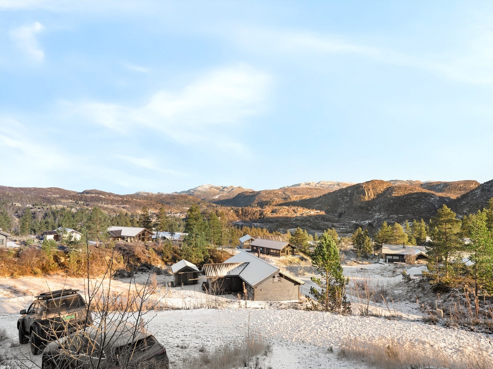 Det er parkering ved hytta med plass til 2 biler. Det er lagt trekkerør om en ønsker å sette opp lader. Galleribilde