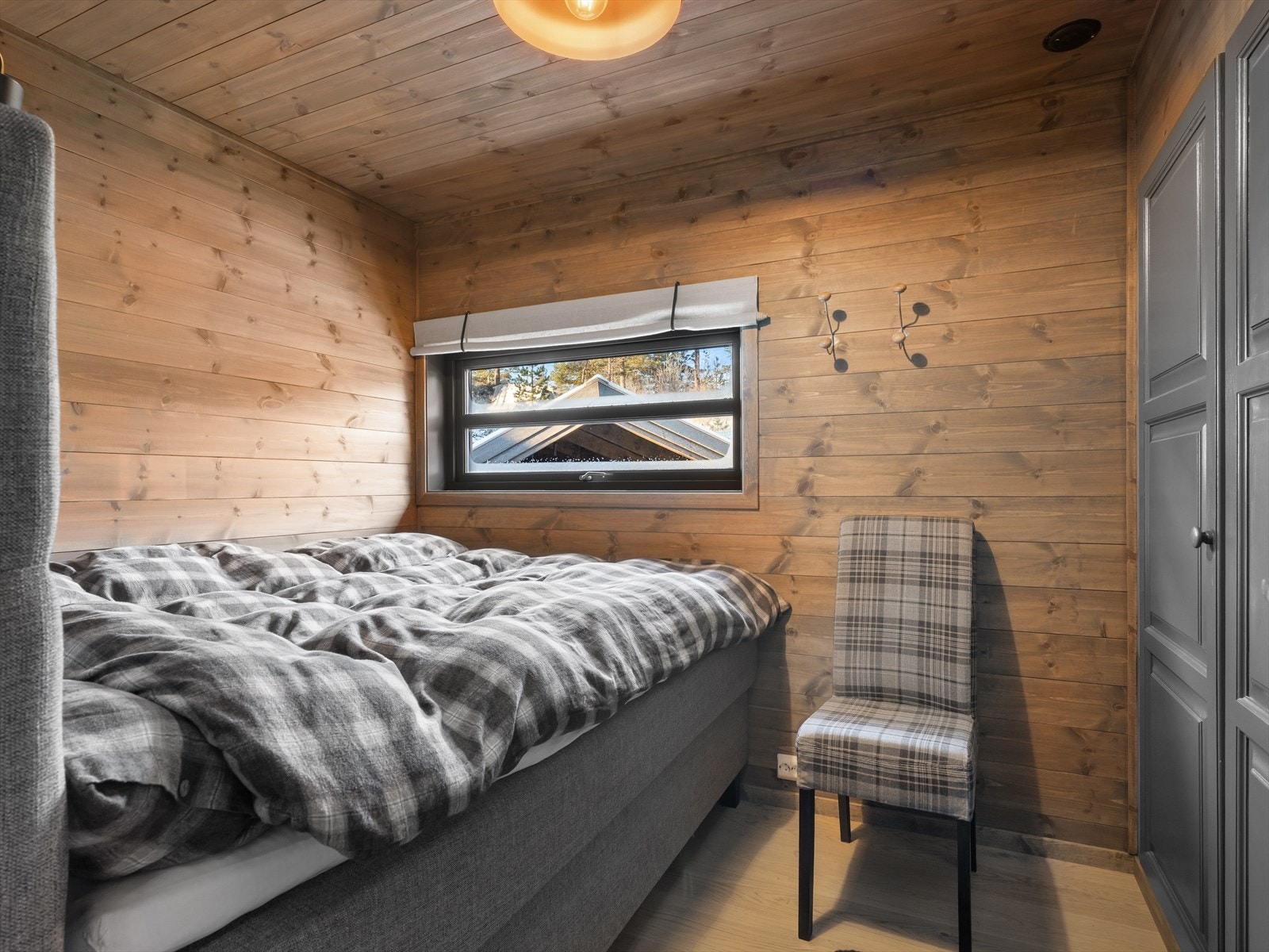 1 av 4 soverom. Stor, stedbygget garderobe som gir godt med oppbevaringsplass. Galleribilde