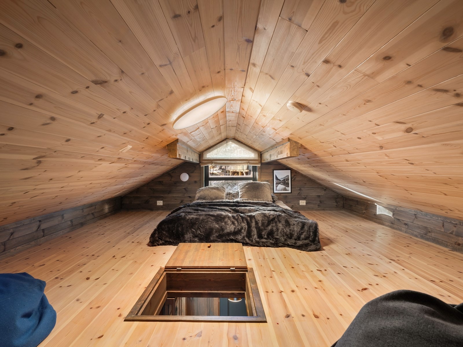 Flott ekstra stue/soverom for lek eller avslapping (ikke byggemeldt). Hevet tak som gir bedre utnyttelse og romfølelse. Hemsen har et gulvareal på ____ , men regnes ikke som målbart areal grunnet takhøyde. Galleribilde