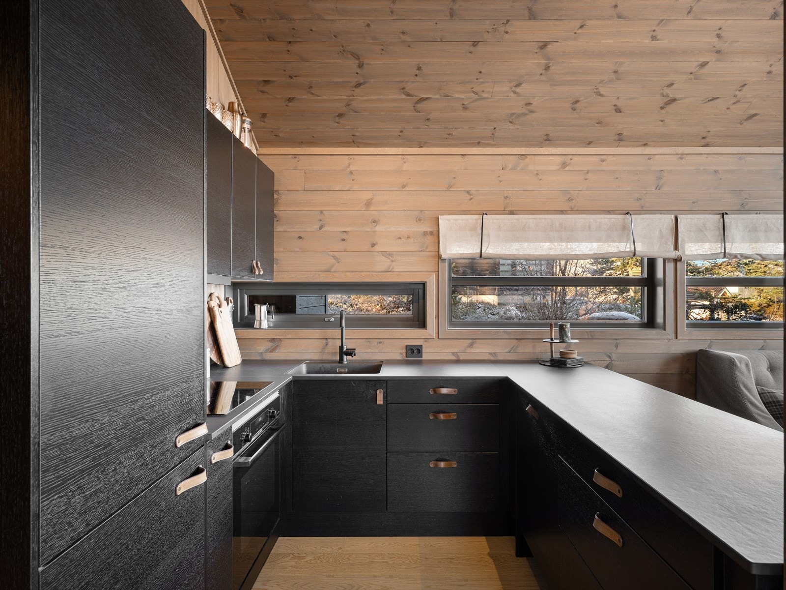 Integrerte hvitevarer som oppvaskmaskin, stekeovn, platetopp, kjøl- og fryseskap medfølger handelen. Galleribilde