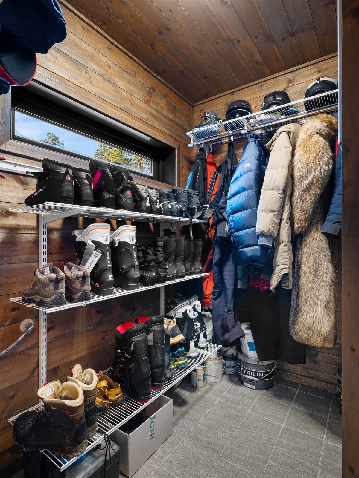 Her er det god plass til utstyr og klær for hele familien, med mulighet for et ryddig og oversiktlig system. Gulvvarmen gjør det praktisk og enkelt å tørke vått tøy og utstyr etter en dag ute i snøen. Galleribilde