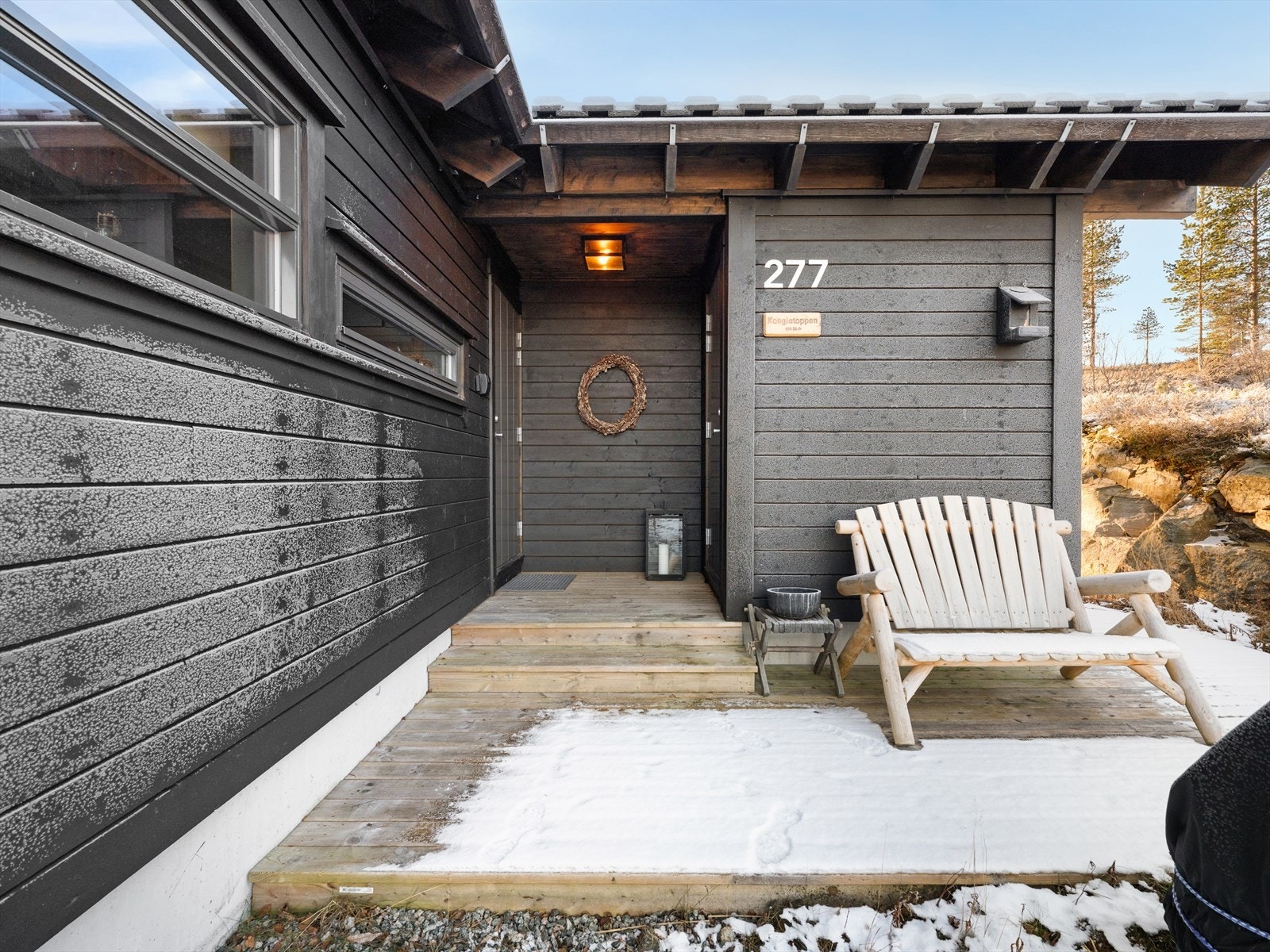 Skjermet inngang og romslig entré for god oppbevaring. Skistall/bod lett tilgjengelig ved inngangsparti. Galleribilde