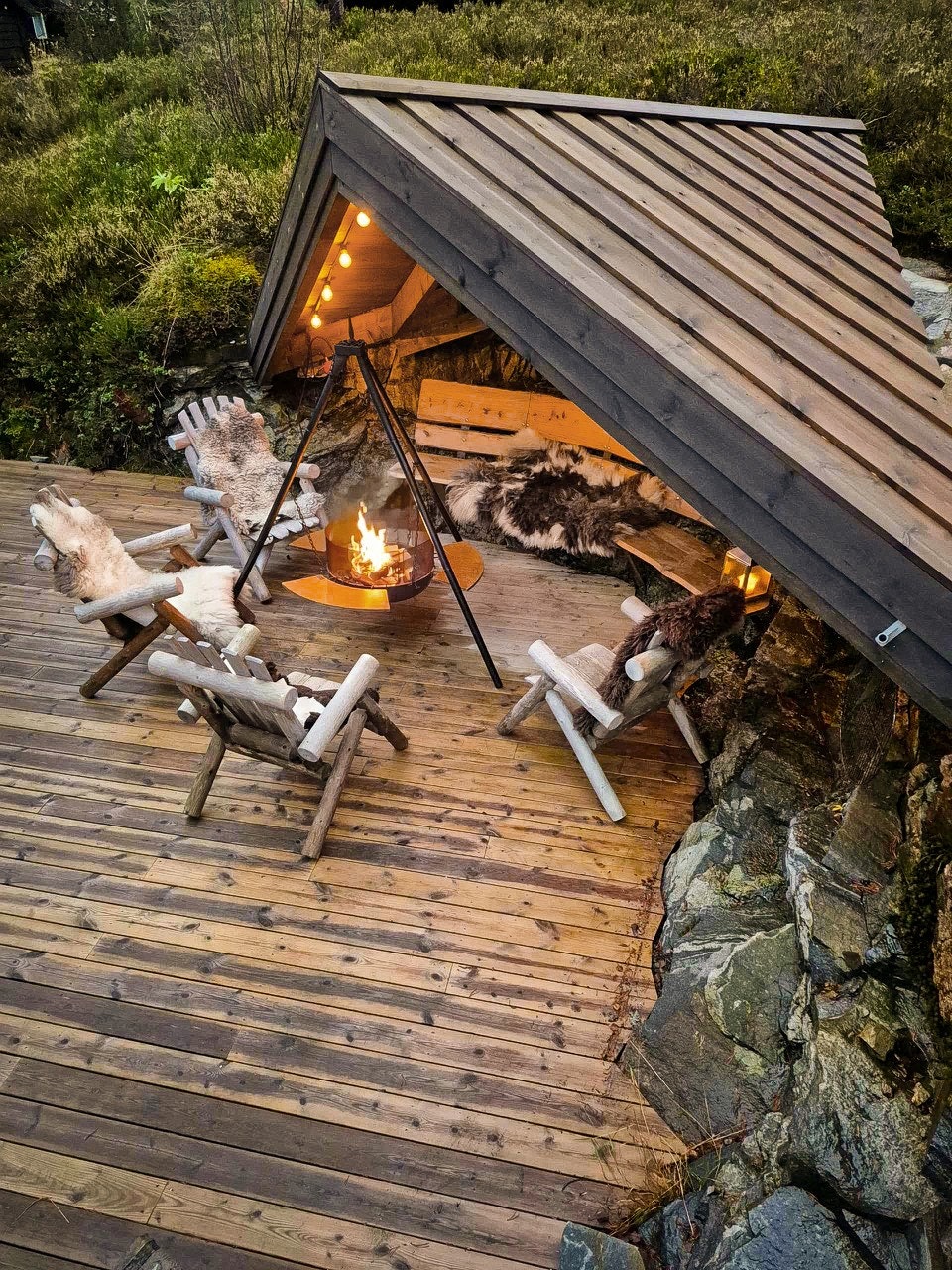 Gapahuken byr på ly mot vind, snø eller regn, og gir en unik mulighet til å sitte ute selv under snøstorm. Galleribilde