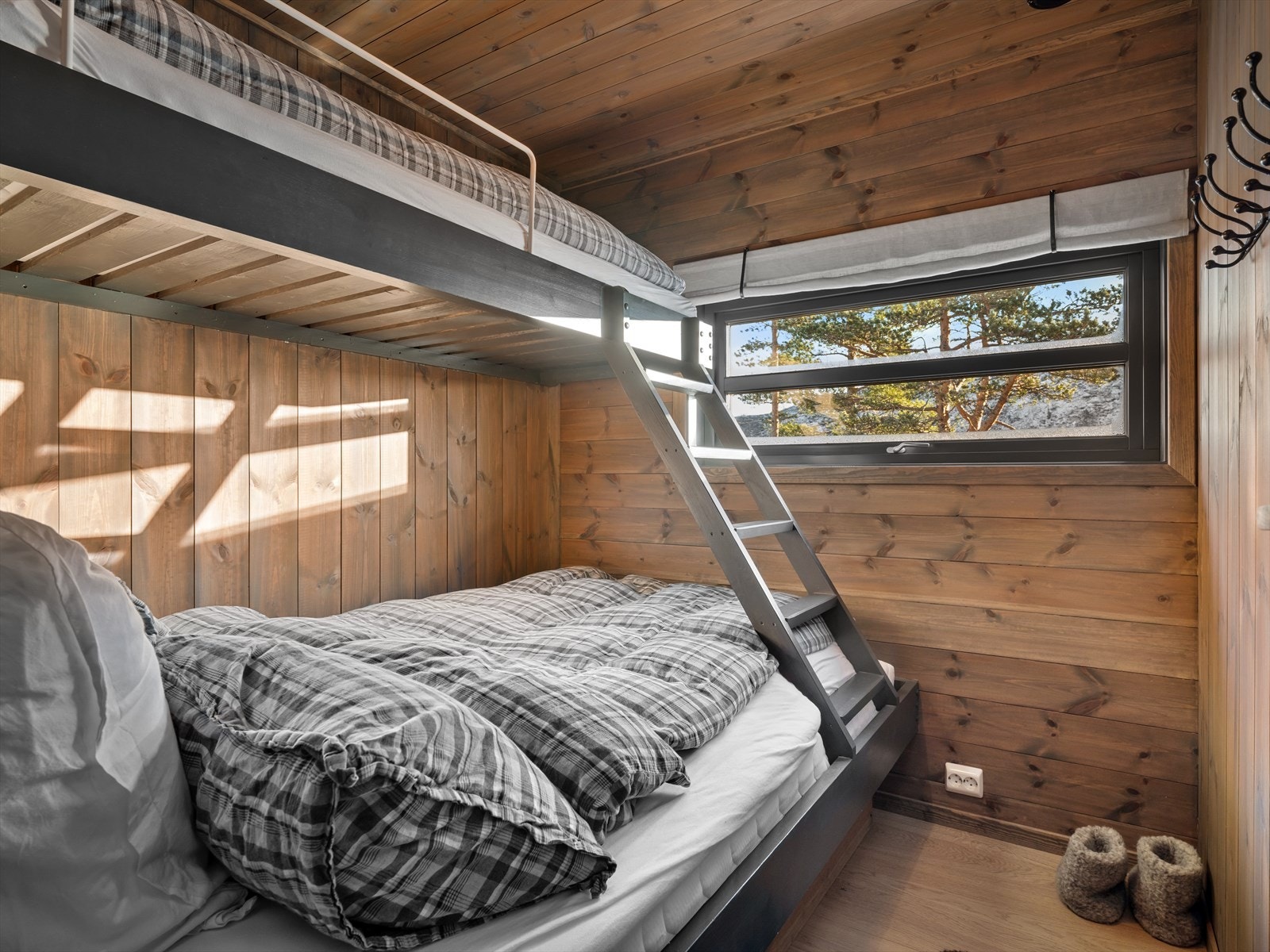 1 av 4 soverom kan være potensiell ekstra Tv-stue. Stedbygde køyesenger gir smart plassutnyttelse og rom for å huse flere gjester. Skuffer til oppbevaring av ekstra dyner puter ol. Galleribilde