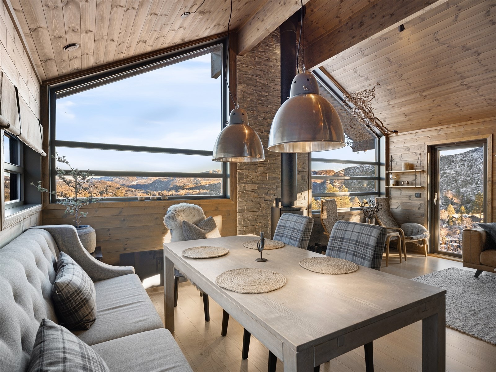 Her er det plass til å dekke opp for storfamilien. Gjennomgående naturlig lys med vinduer på alle sider. Galleribilde