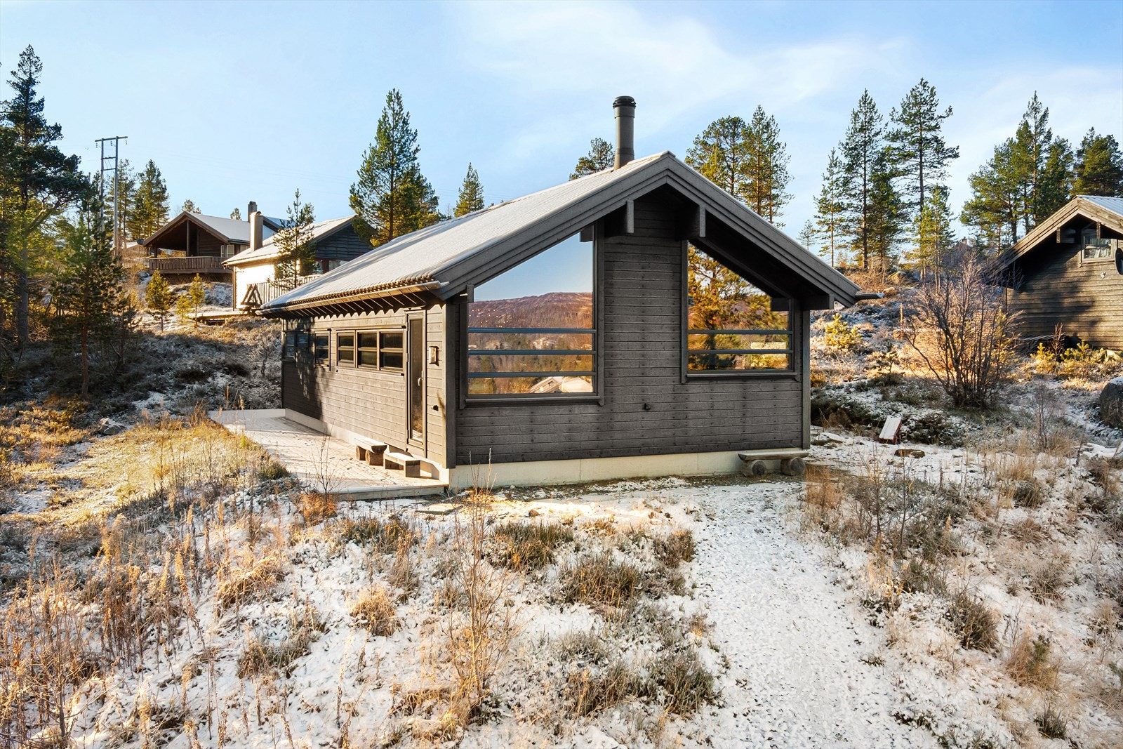 Her nyter du fri natur og sitter helt privat. Boltreplass for ungene rundt hytten året rundt. Her kan de bygge snøhuler og kose seg, mens de voksne har oversikt. Galleribilde