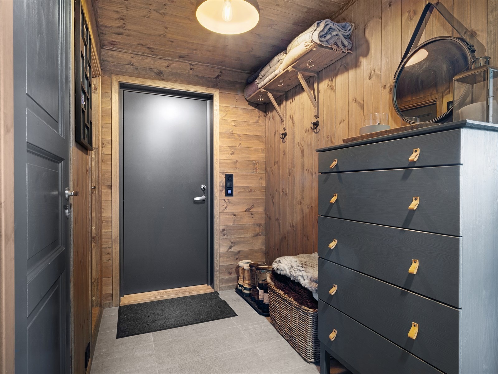 Entré/gang med fliser og varme i gulv. Smart når man skal inn og ut på skisko. Rikelig med oppbevaringsplass for klær og sko. Galleribilde