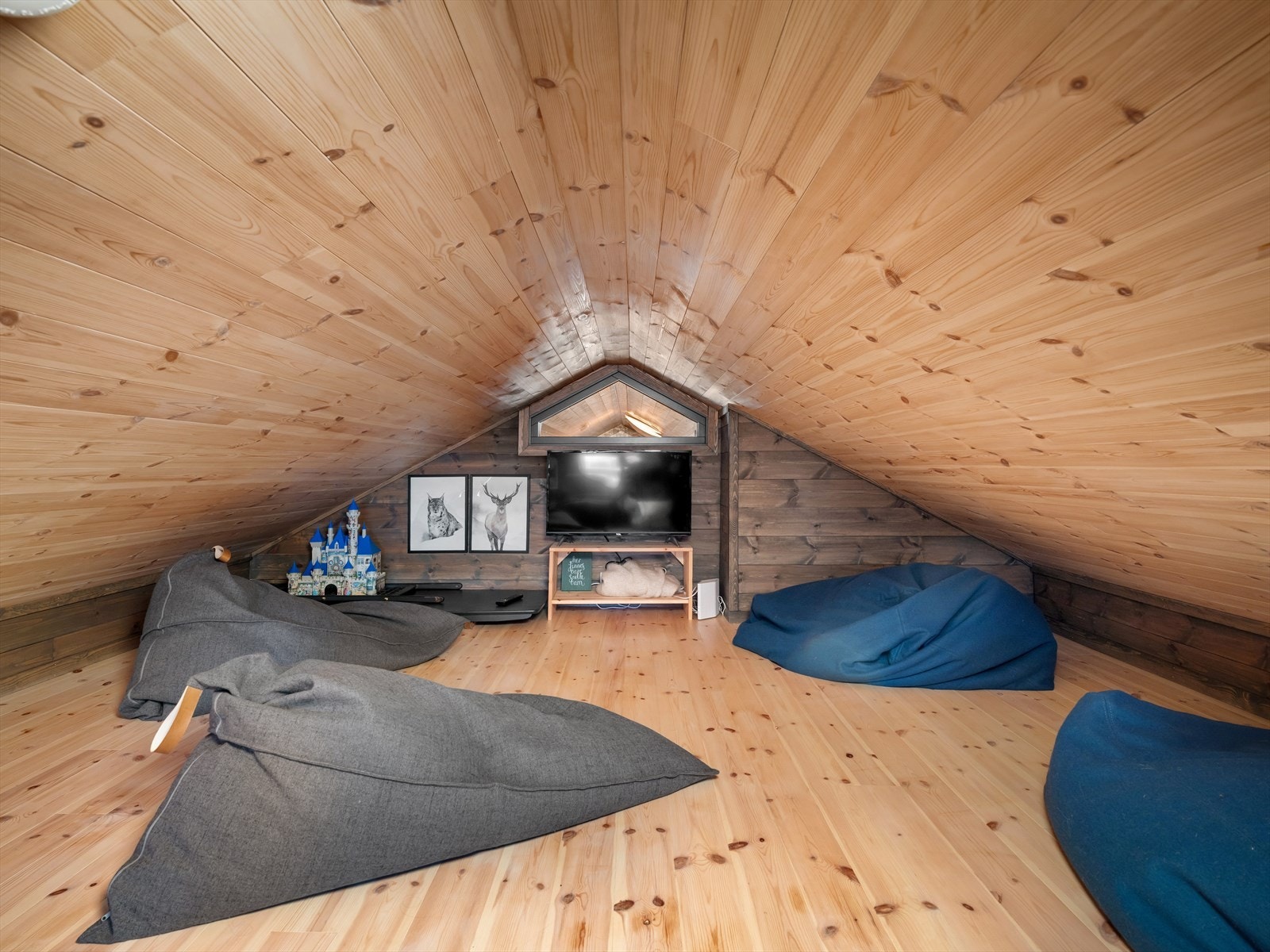 Flott ekstra stue/soverom for lek eller avslapping (ikke byggemeldt). Hevet tak som gir bedre utnyttelse og romfølelse. Hemsen har et gulvareal på ____ , men regnes ikke som målbart areal grunnet takhøyde. Galleribilde