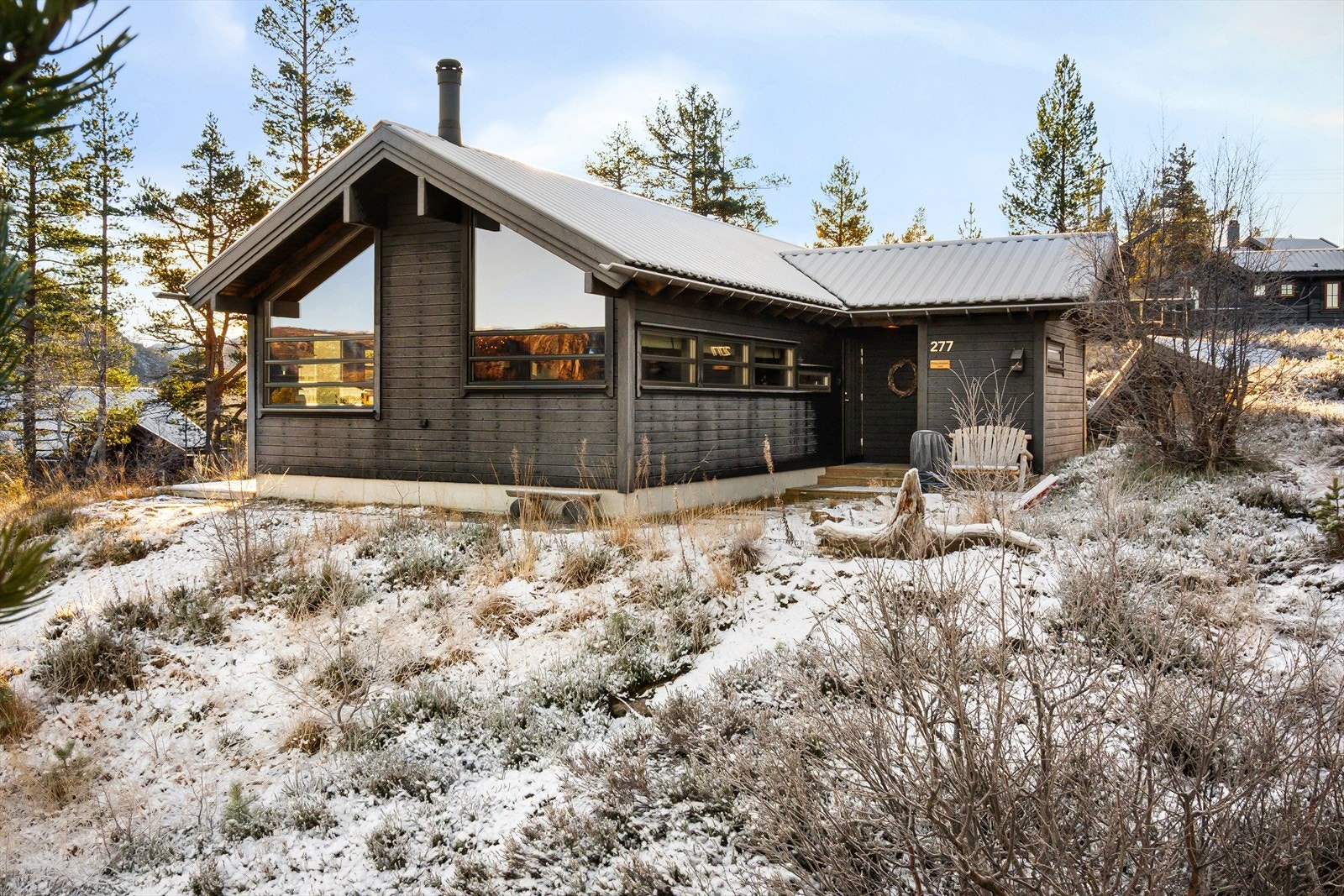 Dan Chruickshank presenterer: Innbydende, påkostet hytte fra 2019. Utsikt til fri natur. 4 soverom + hems, bad og wc. Skistall. Rett i skisporet. Galleribilde