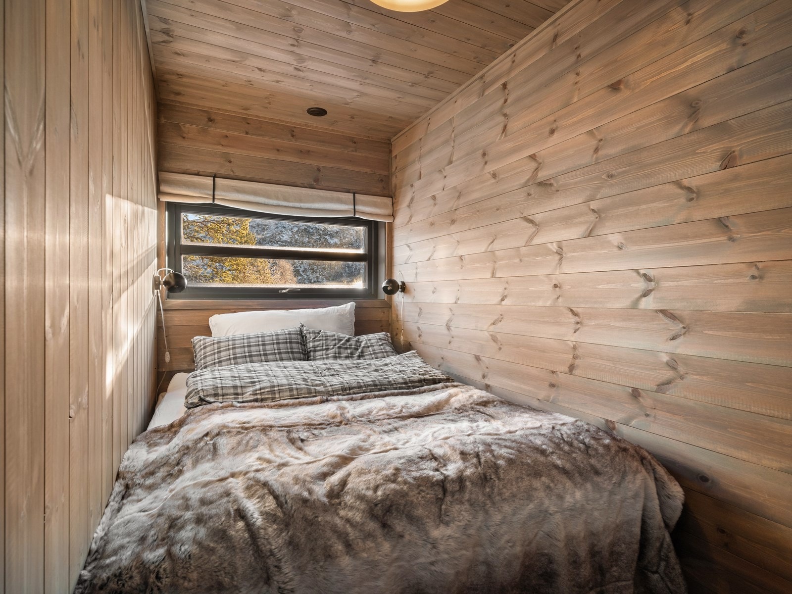 1 av 4 soverom. God plassutnyttelse. Skuffer til oppbevaring av ekstra dyner puter ol. Galleribilde