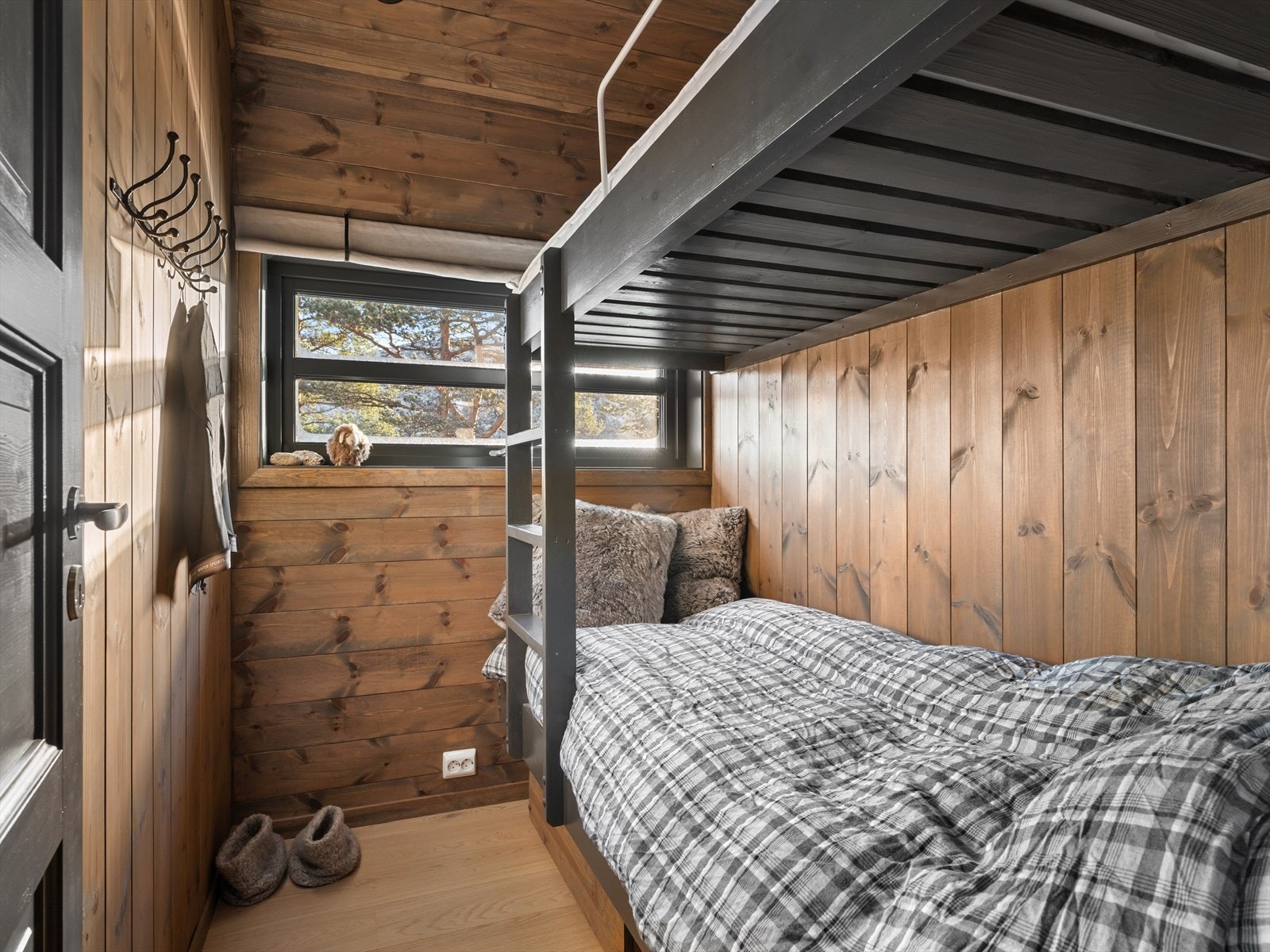 1 av 4 soverom. Stedbygde køyesenger gir smart plassutnyttelse og rom for å huse flere gjester. Skuffer til oppbevaring av ekstra dyner puter ol. Galleribilde