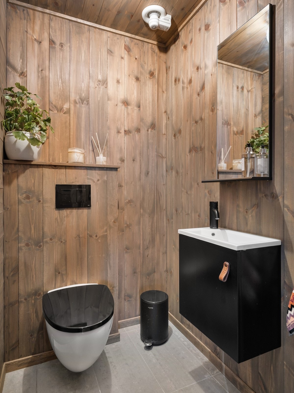 Rask tilgang til gjestetoalettet er en smart løsning, spesielt når barna løper inn og ut under lek utendørs. Varme i gulv. Galleribilde