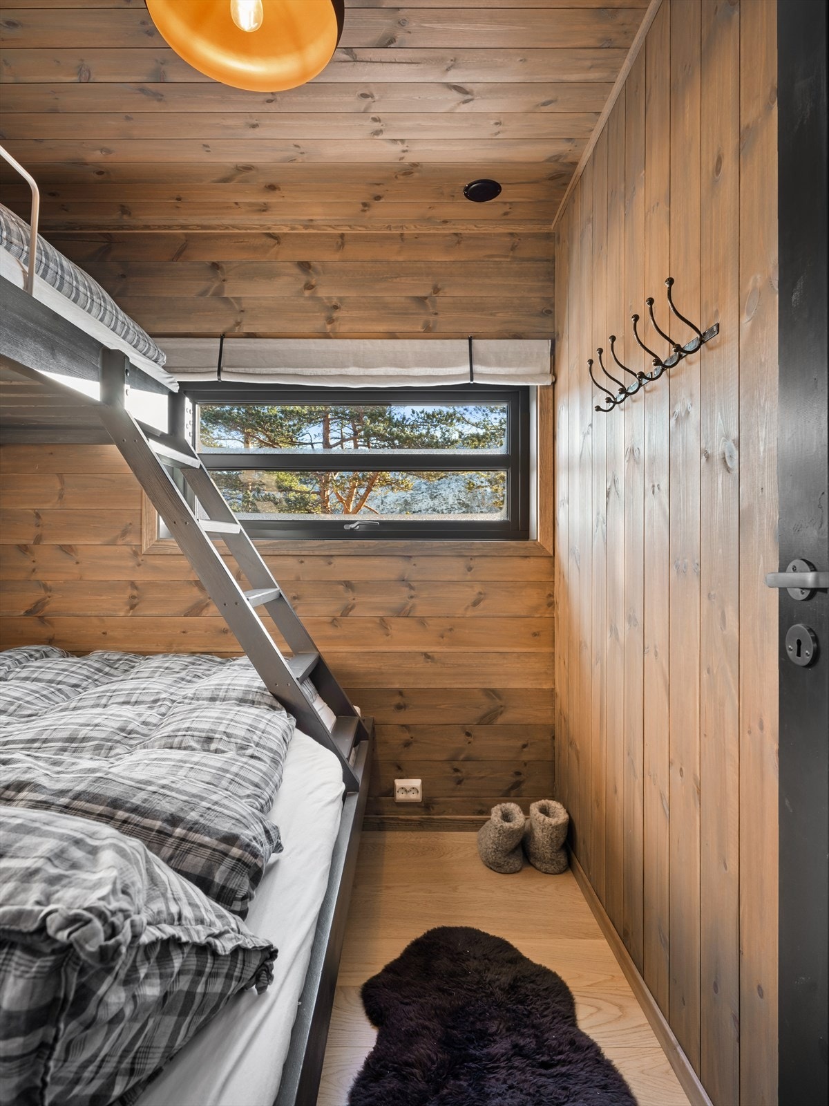 1 av 4 soverom. Stedbygde køyesenger gir smart plassutnyttelse og rom for å huse flere gjester. Skuffer til oppbevaring av ekstra dyner puter ol. Galleribilde