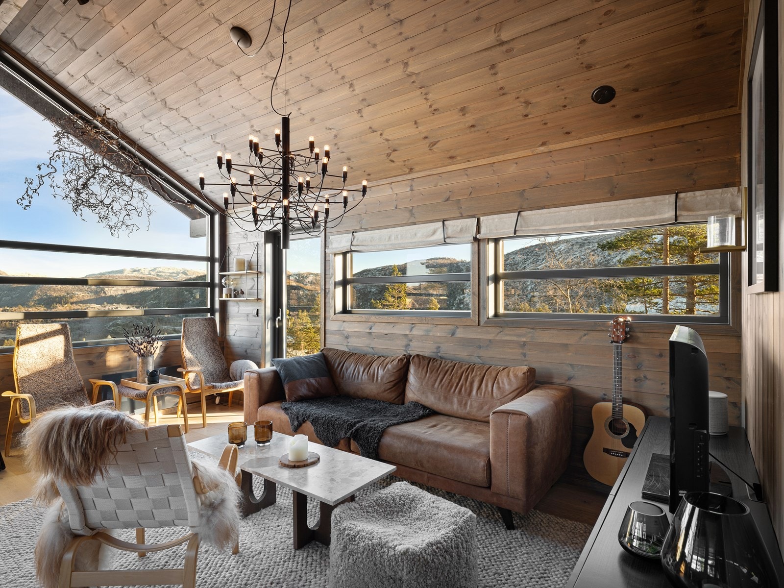 Uten innsyn. Stuen byr på plass til flere soner og har en flott utsikt i alle retninger. Følelsen av ute inne. Herfra er det også direkte utgang til terrassen. Galleribilde