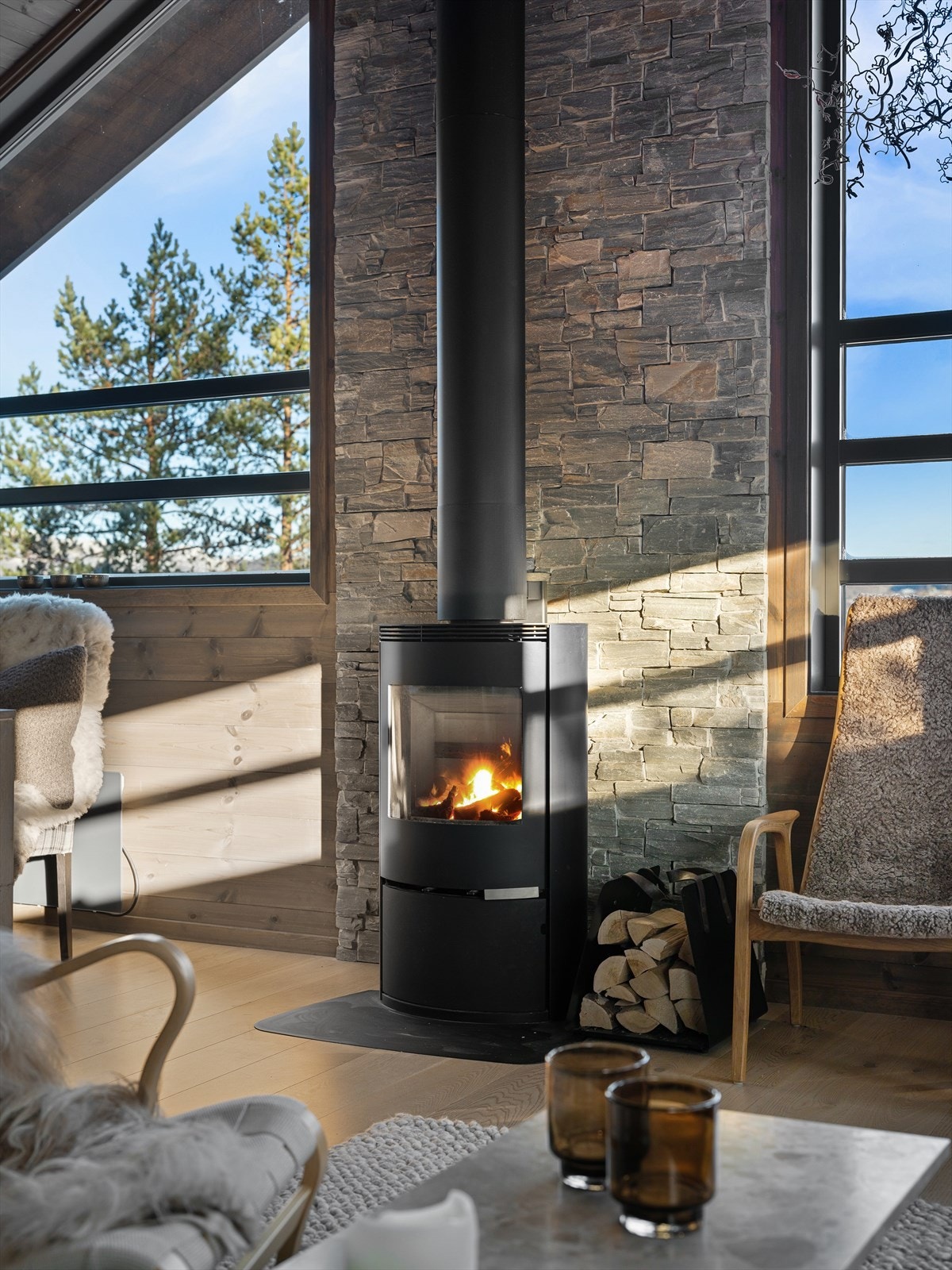 Peisen er strategisk plassert slik at den kan nytes både fra kjøkkenet og sofaen, og gir både varme og en hyggelig atmosfære. Galleribilde