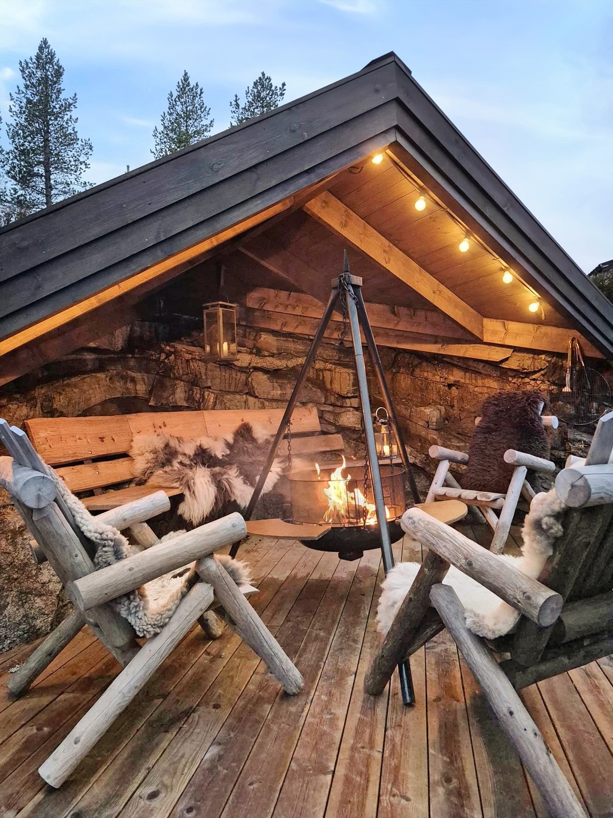 Perfekt for at familien kan samles til hyggelige grillstunder året rundt. Gapahuk med le for snø og regn. Galleribilde