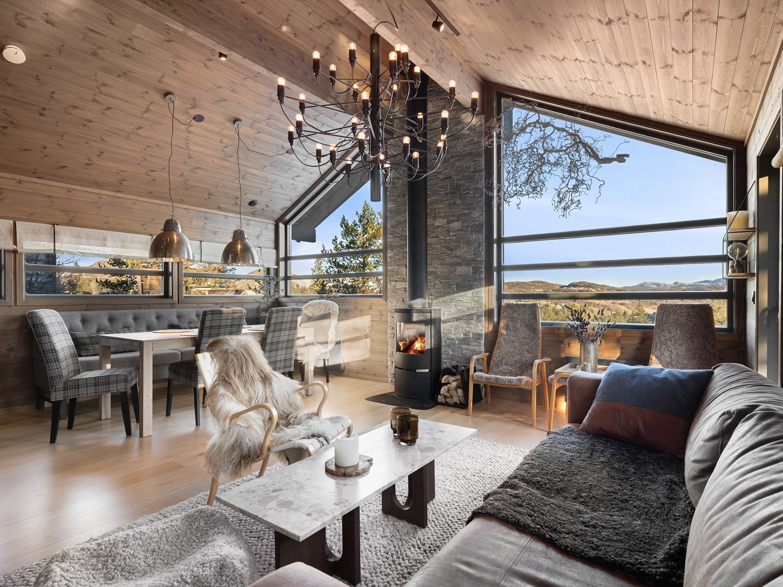 Dan Chruickshank presenterer: Innbydende, påkostet hytte fra 2019. Utsikt til fri natur. 4 soverom + hems, bad og wc. Skistall. Rett i skisporet. Foto: Stian Dirdal. Galleribilde