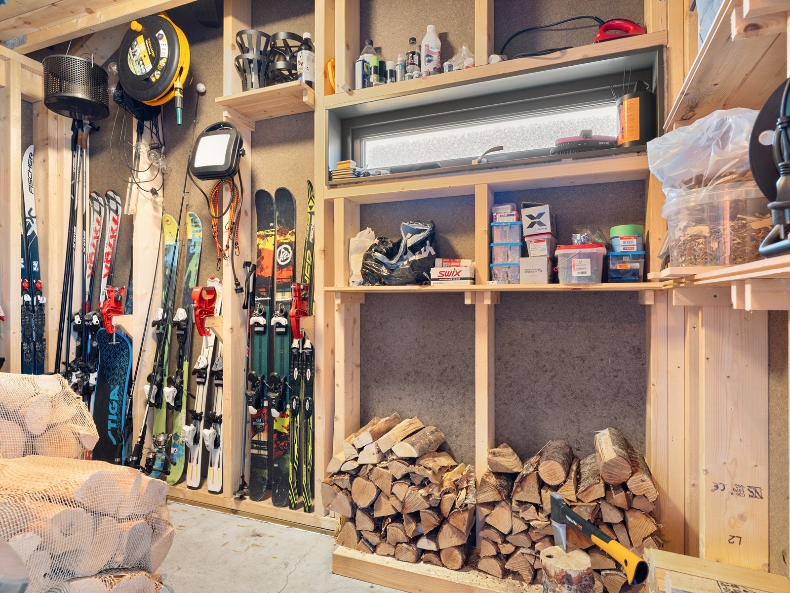 Det er også godt med plass til vedoppbevaring og annet nødvendig utstyr for fjellivet. Galleribilde