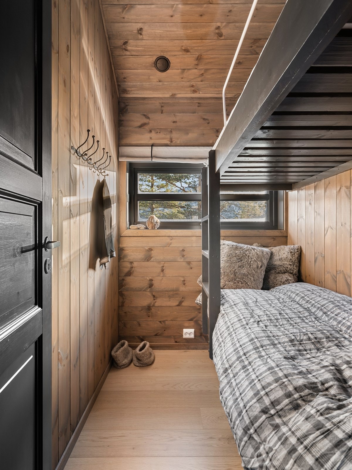 1 av 4 soverom. Stedbygde køyesenger gir smart plassutnyttelse og rom for å huse flere gjester. Skuffer til oppbevaring av ekstra dyner puter ol. Galleribilde