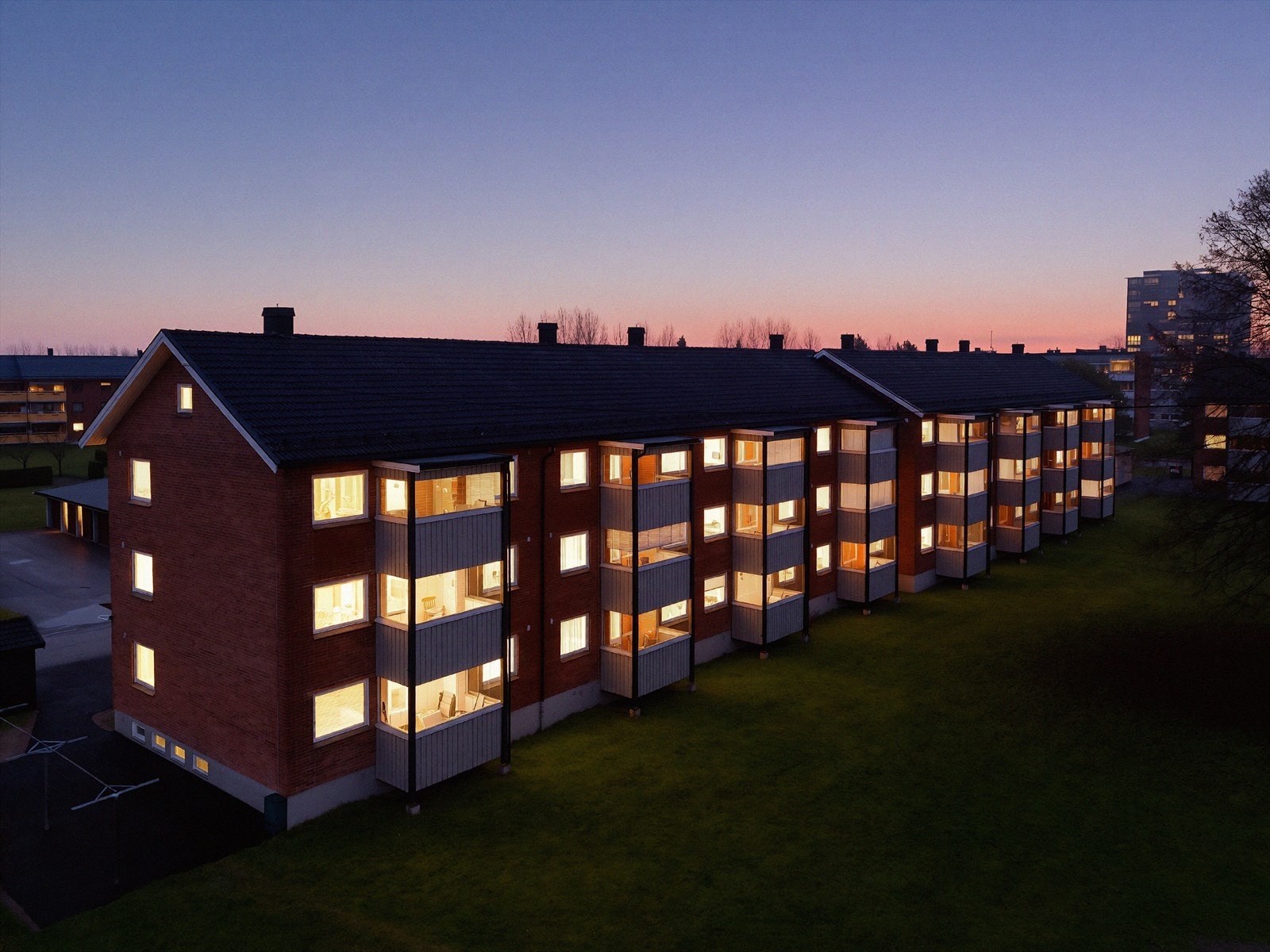 Kort gange er det også til gode bussforbindelser. I nærområdet ligger for øvrig Lundedalen som er pent opparbeidet med friarealer, lekeplasser, baner for diverse ballspill og gang-/sykkelvei helt ned til flotte Bakkestranda. Galleribilde