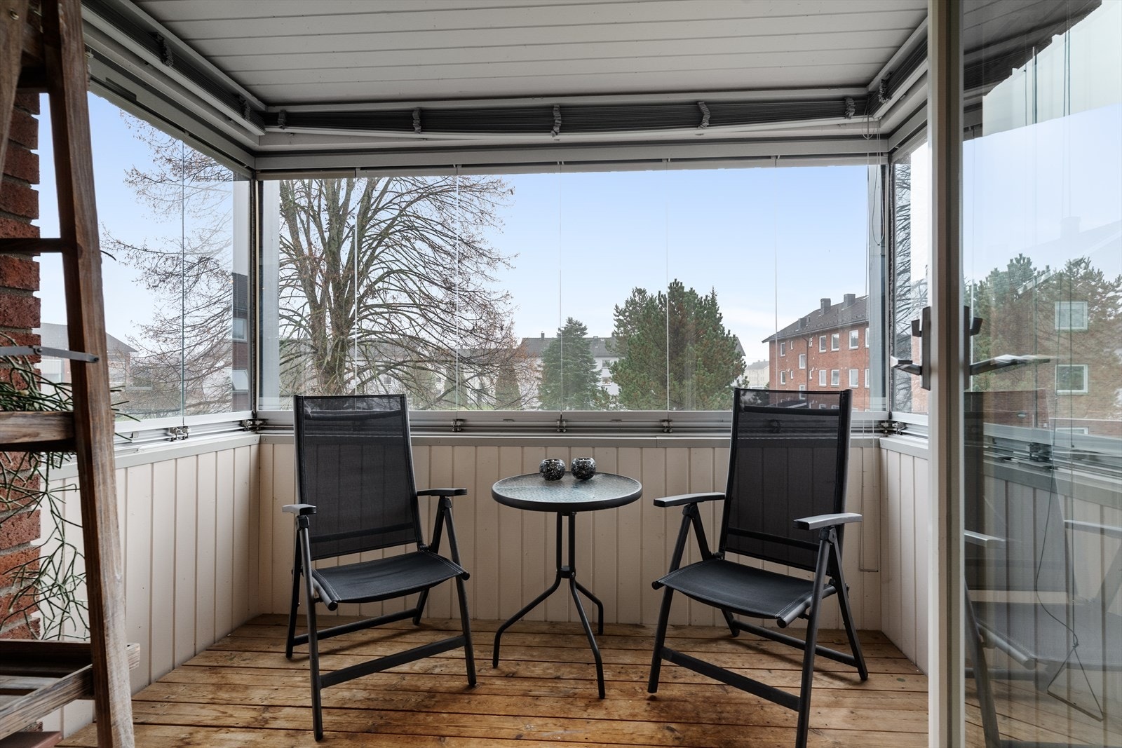 Fra stuen er det utgang til sydvendt og solrik innglasset balkong med koselig utsikt mot felles grøntareal. Galleribilde