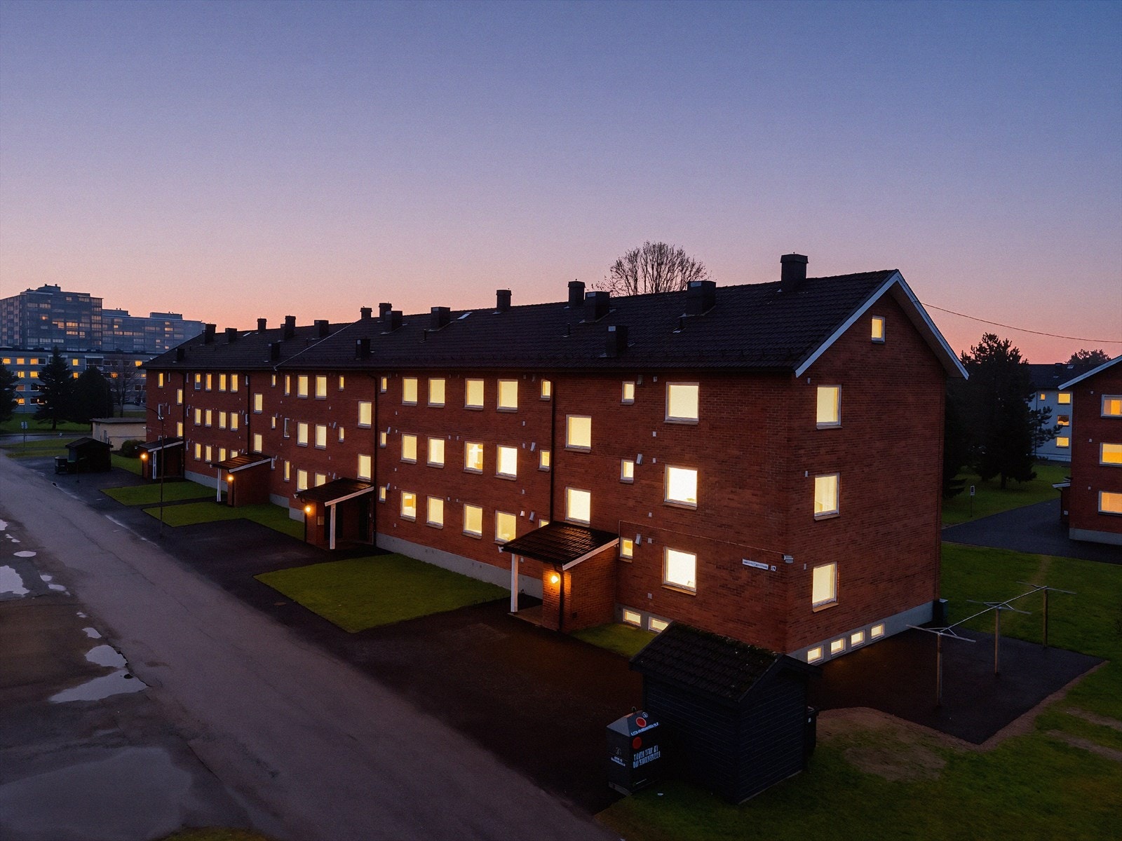 Fra leiligheten er det gangavstand til både skole og barnehage, dagligvareforretning med post i butikk, bakeri og Skagerak Arena hvor Odds Ballklubb spiller sine hjemmekamper. Galleribilde
