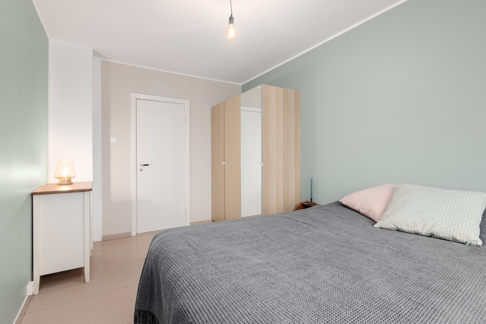 Det er to gode soverom i leiligheten, ett med tilkomst fra stuen og ett med tilkomst fra entré. Ett av soverommene har garderobeløsning til oppbevaring av klær. Galleribilde