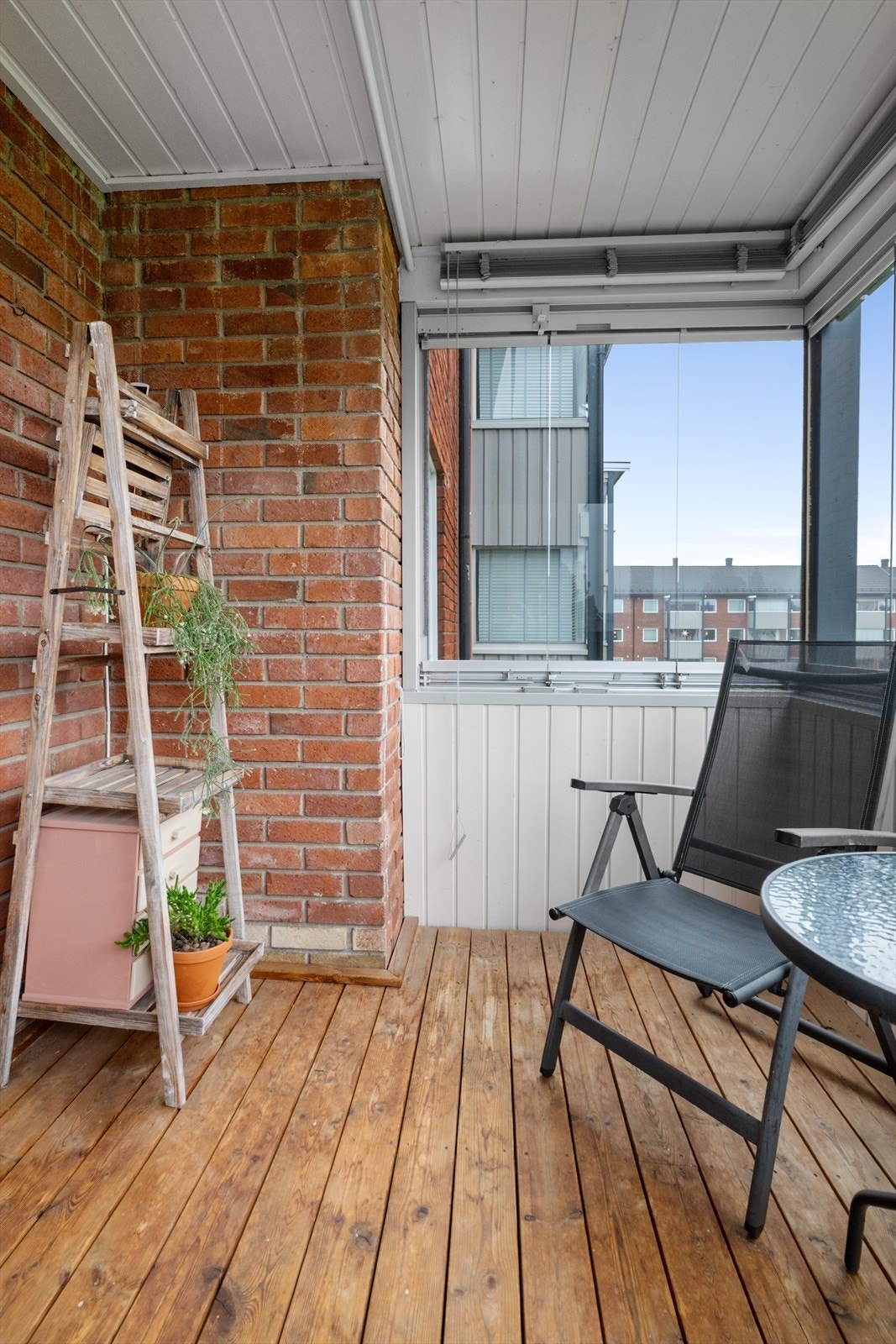 Balkongen har god plass til utemøblement og glassene kan åpnes etter eget ønske. Galleribilde