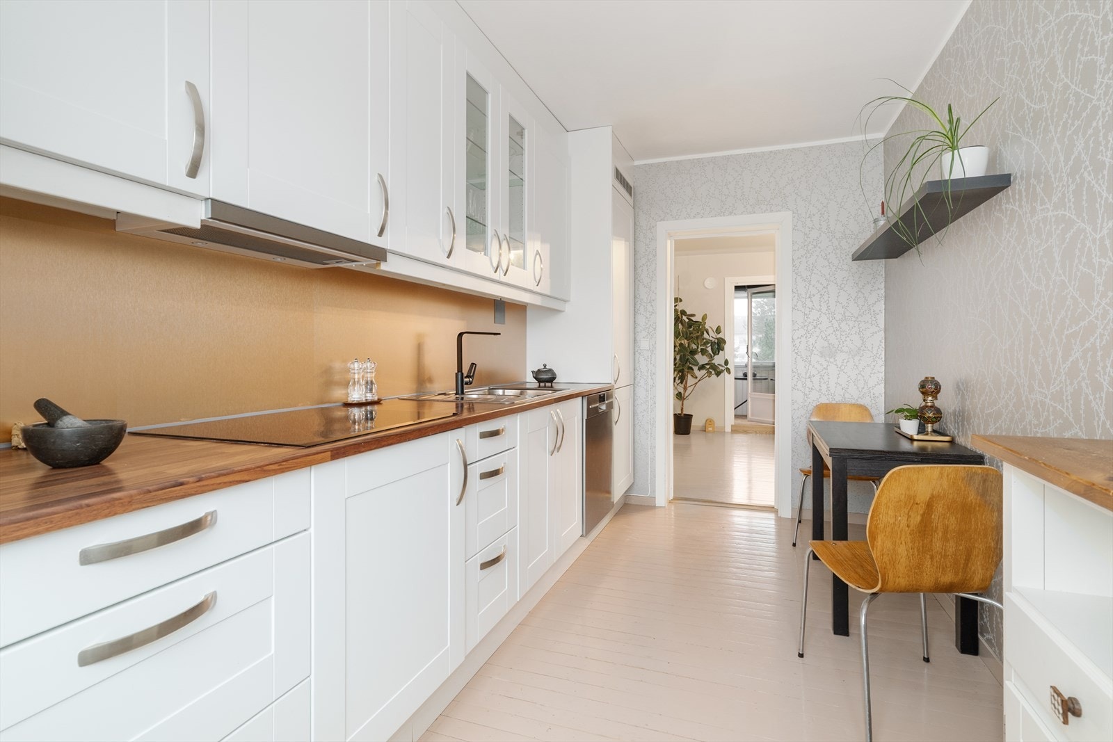 Hvitevarer som stekeovn, nyere induksjon platetopp og kjøleskap er integrert, det er avsatt plass til frittstående oppvaskmaskin i innredningen. Galleribilde