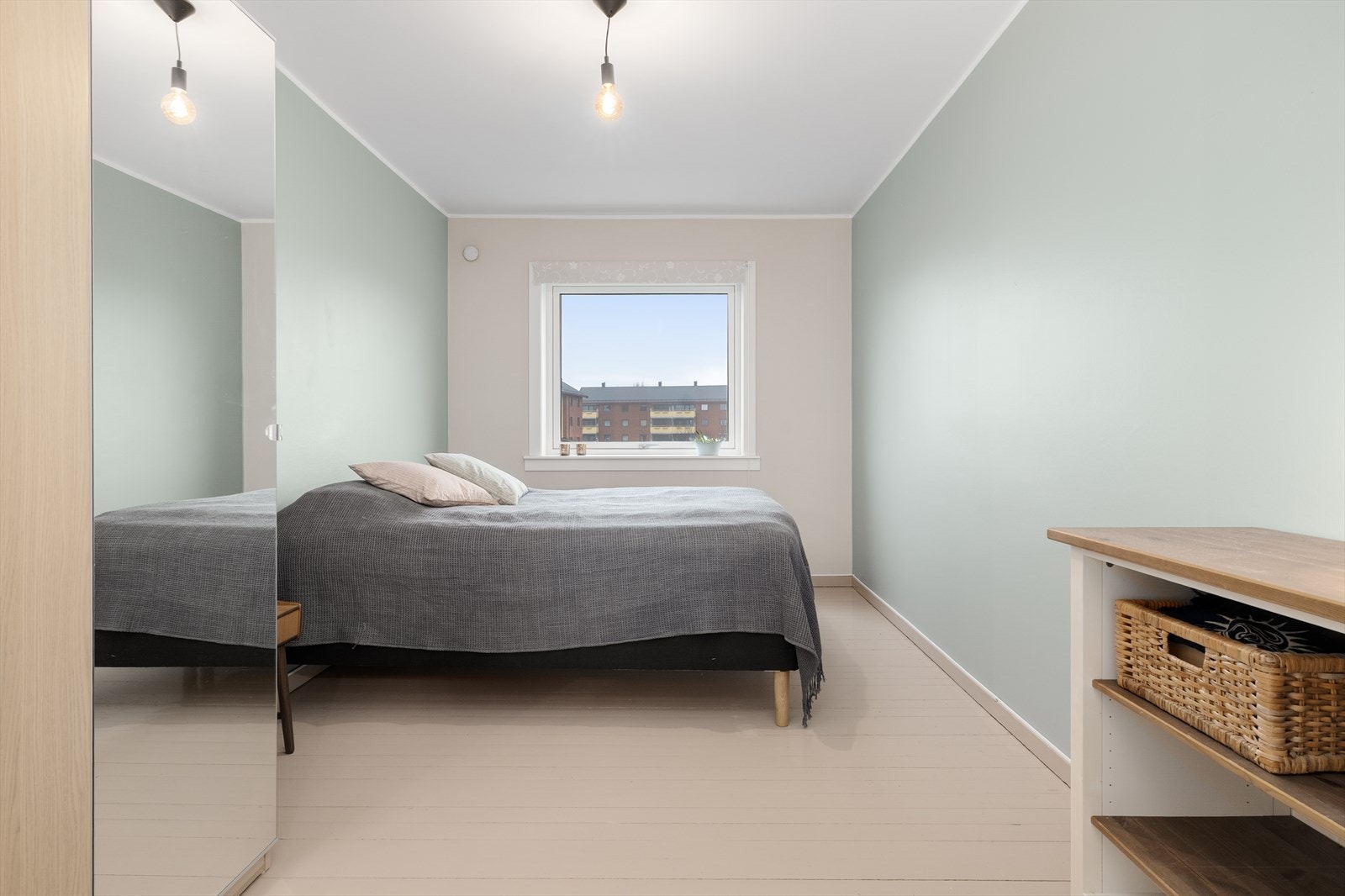 Soverommene har god størrelse med fin plass til stor seng. Galleribilde