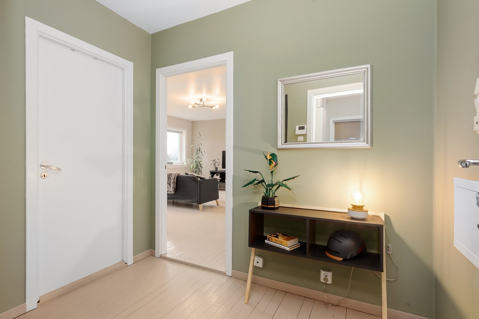 Velkommen inn til hyggelig entré med fin plass til sko- og yttertøy. Galleribilde